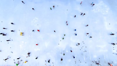 Bing wallpaper May 10, 2019. ｢野外カーリング大会｣ニュージーランド, ネイズビー (© David Wall/Danita Delimont)