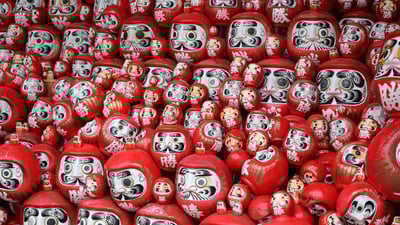 Bing wallpaper January 12, 2024. 勝尾寺の勝ちダルマ, 大阪府 箕面市 (© feathercollector/Adobe Stock)