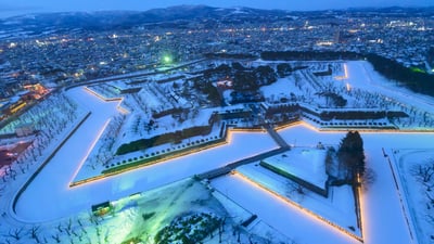 Bing wallpaper December 6, 2024. 雪化粧の五稜郭, 北海道 函館 (© Hiro1775/Getty Images)