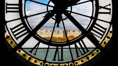 Bing wallpaper October 25, 2024. Vue de Paris à travers l'horloge géante du Musée d'Orsay, Paris (© Bruce Beck/Alamy Stock Photo)