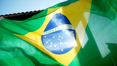 Bing wallpaper November 19, 2023. Bandeira brasileira voando sob o céu azul (© GideoniJunior/Getty Images)