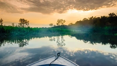 Bing wallpaper July 17, 2024. Vista de um barco na Amazônia (© StreetFlash/Getty Images)