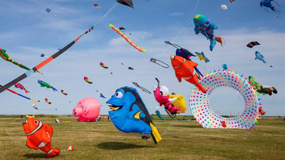 Bing wallpaper October 11, 2020. Bunte Drachen in Schillig, Wangerland, Niedersachsen (© MAURITIUS/Mauritius/SuperStock)