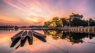 Bing wallpaper June 2, 2022. 广角镜头下的厦门龙舟池，日落的光洒在传统龙舟上，中国 (© Sen Li/Getty Image)