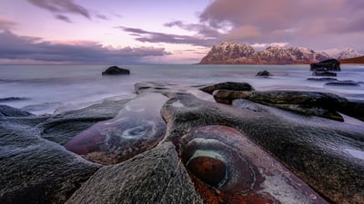 Bing wallpaper February 18, 2026. Dragon's Eye, formation rocheuse sur la plage d’Uttakleiv, Norvège (© reisegraf/Getty Images)