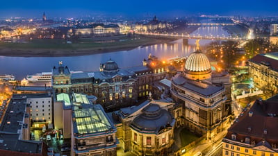 Bing wallpaper November 21, 2021. Blick von der Frauenkirche auf die Altstadt und die Elbe, Dresden, Sachsen (© Michael Abid/Mapics/Adobe Stock)
