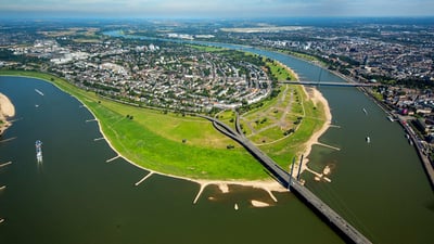 Bing wallpaper May 15, 2022. Luftbild des Düsseldorfer Stadtteils Oberkassel mit Rheinkniebrücke und Oberkasseler Brücke, Nordrhein-Westfalen (© Hans Blossey/Alamy Stock Photo)