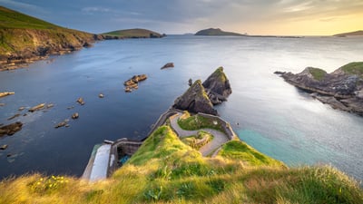 Bing wallpaper September 18, 2025. Escadaria serpenteante do Cais de Dunquin, Condado de Kerry, Irlanda (© Hugh O'Connor/Getty Images)