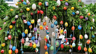 Bing wallpaper April 21, 2019. Osterbrunnen, Ebermannstadt, Bayern, Deutschland (© Rüdiger Hess/geo-select FotoArt)