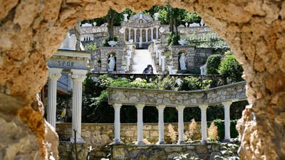 Bing wallpaper April 22, 2020. Barockgarten in Egloffstein, Bayern, Deutschland (© Rüdiger Hess/geo-select FotoArt)