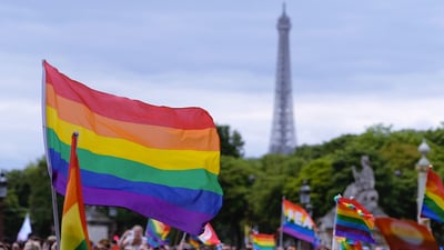 Bing wallpaper June 28, 2019. Drapeau arc-en-ciel flottant près de la Tour Eiffel lors de la Marche des fiertés de Paris (© Aflo Co. Ltd./Alamy Stock Photo)