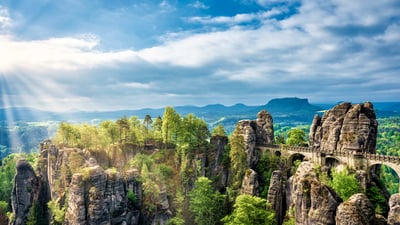 Bing wallpaper May 25, 2024. Elbsandsteingebirge und Basteibrücke im Nationalpark Sächsische Schweiz, Sachsen (© Harald Nachtmann/Getty Images)