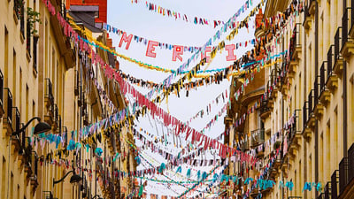 Bing wallpaper May 10, 2020. Photo d'une rue de Nantes, ornée de banderoles en hommage aux soignants fabriquées par les habitants, prise le 27 avril 2020 (© LOIC VENANCE/AFP via Getty Images)