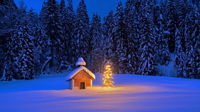 Bing wallpaper December 23, 2025. Chapelle avec sapin de Noël dans les Alpes bavaroises, Allemagne (© mauritius images GmbH/Alamy)