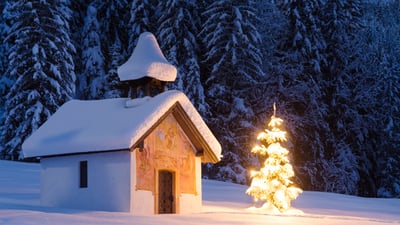 Bing wallpaper December 23, 2025. Kapelle und Weihnachtsbaum in winterlicher Landschaft, Elmau, Bayern (© Michael Thaler/Shutterstock)