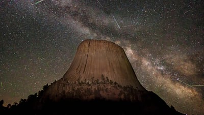 Bing wallpaper May 5, 2019. ｢銀河とみずがめ座η流星群｣米国ワイオミング州, デビルスタワー (© Jason Hatfield/Tandem Stills + Motion)