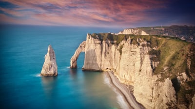 Bing wallpaper September 20, 2025. L’aiguille et la Porte d’Aval, falaises d’Étretat, Normandie (© Luis Henrique Boucault/Getty Images)