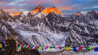 Bing wallpaper December 10, 2025. Le sommet du mont Everest au coucher du soleil, vu depuis Renjo La, Népal (© shoults/Alamy)
