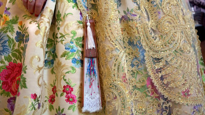 Bing wallpaper March 14, 2025. Traje típico de fallera en las Fallas de Valencia, España (© Miguel Sotomayor/Getty Images)