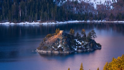 Bing wallpaper February 2, 2026. Emerald Bay et Fanette Island, Lac Tahoe, Californie, États-Unis (© Bill Stevenson/Cavan Images)