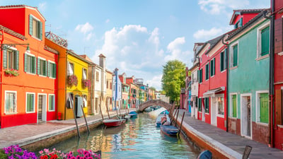 Bing wallpaper July 17, 2026. Le case colorate di Burano, Venezia, Veneto, Italia (© Nick Brundle Photography/Getty Images)