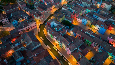 Bing wallpaper August 26, 2025. Vista aerea delle case colorate dell'isola di Burano, Laguna di Venezia, Veneto (© Pol Albarrán/Moment)
