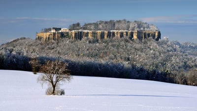 Bing wallpaper February 19, 2025. ケーニッヒシュタイン要塞, ドイツ (© Bildagentur-online/Exss/Alamy)