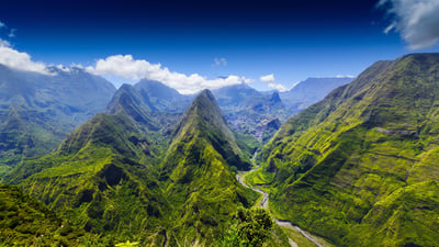 Bing wallpaper December 19, 2025. Cirque de Mafate, Dos d'Ane, Île de la Réunion (© Gael Fontaine/Alamy)