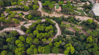 Bing wallpaper September 23, 2026. Vista del Parque Güell en Barcelona, Cataluña, España (© Vershinin/Getty Images)