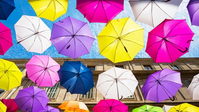 Bing wallpaper January 4, 2020. Parapluies flottant à Arles par le Umbrella Sky Project (© plainpicture/Stephen Shepherd)