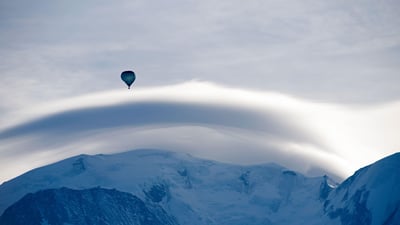 Bing wallpaper January 8, 2021. Le Mont Blanc, surmonté d’un nuage lenticulaire et d’une montgolfière, Haute-Savoie (© Henry Ausloos)