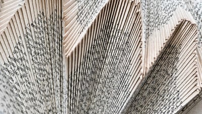 Bing wallpaper November 18, 2020. Structure décorative de pages de livres pliées, Angles-sur-l'Anglin, Vienne (© Ed Buziak/Alamy Banque d'Images)