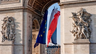 Bing wallpaper December 31, 2021. Drapeaux de la France et de l’Europe flottant sous l’Arc de Triomphe, Paris (© genekrebs/iStock/Getty Images Plus/Getty Images)