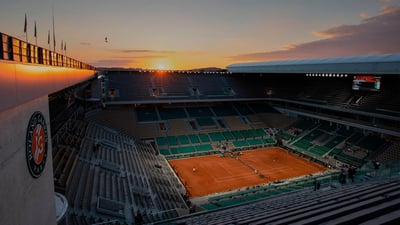 Bing wallpaper May 27, 2023. Coucher de soleil sur le court Philippe Chatrier, Roland-Garros, Paris (© Juergen Hasenkopf/Alamy Stock Photo)