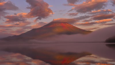 Bing wallpaper February 22, 2024. 朝焼けに輝く富士山と山中湖, 山梨県 (© magicflute002/Getty Images)