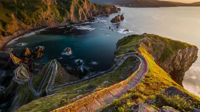 Bing wallpaper April 13, 2019. 通往圣胡安·加兹特鲁加特的道路，西班牙巴斯克 (© Anton Petrus/Moment/Getty Images)