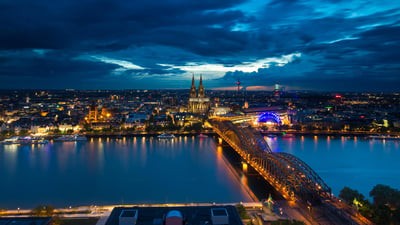 Bing wallpaper August 26, 2020. Nächtliche Ansicht der Stadt Köln, Nordrhein-Westfalen (© Tandem Stills + Motion)