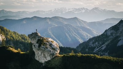 Bing wallpaper August 17, 2025. Wanderer bei Sonnenaufgang auf einem Bergkamm, Nationalpark Gesäuse, Steiermark, Österreich (© AscentXmedia/Getty Images)