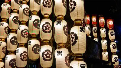 Bing wallpaper July 16, 2024. 提灯で飾られた山鉾, 京都府 京都市 (© Cameron Hilker/Alamy Stock Photo)