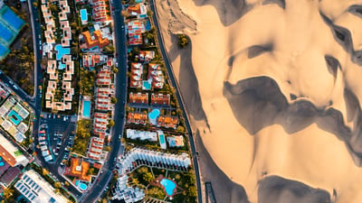 Bing wallpaper July 6, 2026. Vista aérea del paisaje urbano y las dunas de arena en Maspalomas, Gran Canaria, España (© Marco Bottigelli/Getty Images)