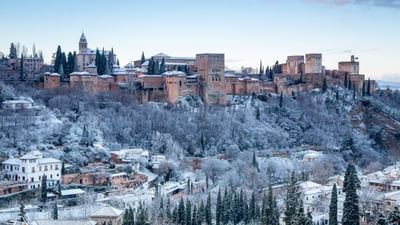 Bing wallpaper February 18, 2026. La Alhambra durante el invierno en Granada (© David Skinner/Getty Images)