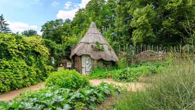 Bing wallpaper March 6, 2021. Hutte en osier dans le potager du parc floral de la Source, Orléans (© Hervé Lenain/Alamy Stock Photo)