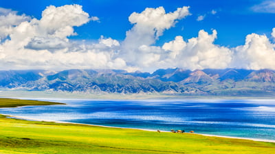 Bing wallpaper July 21, 2025. 夏季的赛里木湖，博尔塔拉蒙古自治州博乐县, 中国新疆维吾尔自治区 (© Feng Wei Photography/Getty Images)