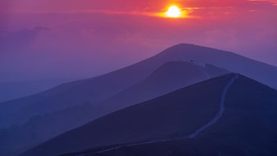 Bing wallpaper April 28, 2022. The Great Ridge, Peak District National Park, England (© John Finney Photography/Moment/Getty Images)