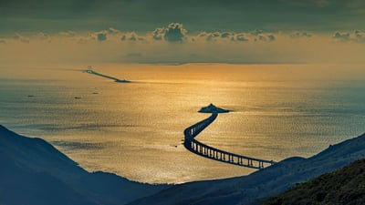 Bing wallpaper July 7, 2019. ｢港珠澳大橋｣中国, 香港 (© Evocation Images/Shutterstock)