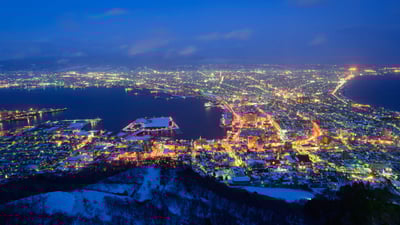 Bing wallpaper February 2, 2024. 函館山から見る夜景, 北海道 函館市 (© Hiro1775/Getty Images)