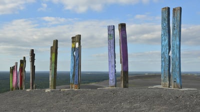 Bing wallpaper May 10, 2020. Installation „Totems“ auf der Halde Haniel, Bottrop, Ruhrgebiet, Nordrhein-Westfalen, Deutschland (© Raimund Linke/Masterfile)