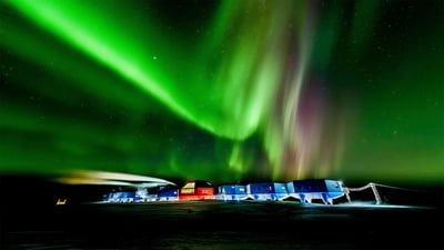 Bing wallpaper December 1, 2019. Aurora australis over the Halley VI Research Station in Antarctica (© Stuart Holroyd/Alamy)