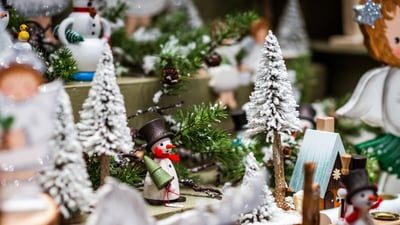 Bing wallpaper November 25, 2025. Décorations artisanales d’un marché de Noël (© 31etc/Adobe Stock)