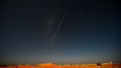 Bing wallpaper June 12, 2021. ｢はやぶさ 2 から切り離されたカプセル落下の瞬間｣オーストラリア, ウーメラ (© MORGAN SETTE/Getty Images)